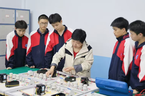 扎根产业沃土，培育新时代的“铁道先锋”