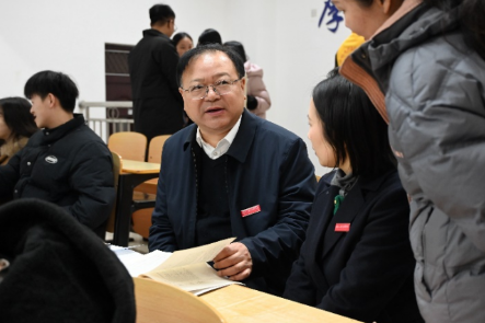 俯身听“新”声  协力开新局——湖南化工职业技术学院校领导与师生共赴“开学第一课”