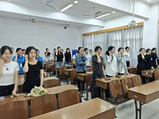 长沙航院管理学院举办“心动解压，快乐同行”主题活动