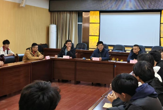 以“终身学习”绘制职业成长蓝图——谭焱良书记走进2025级楚怡本科班开展职业规划座谈会