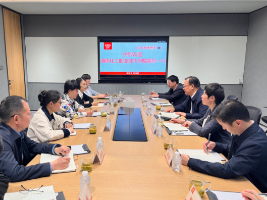 湖南化工职院党委书记一行赴龙牌食品公司、大碗先生调研