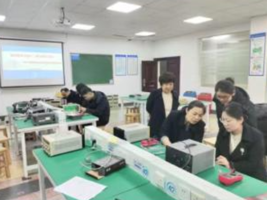 长沙航院电子学院师生自主维修教学仪器 践行勤俭笃行育人理念