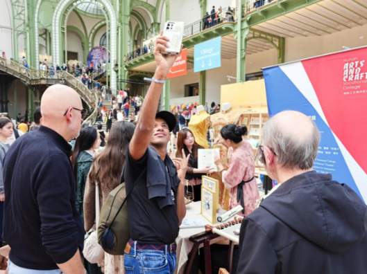 让“湘绣技艺”闪耀巴黎！湖南工艺美院非遗湘绣作品亮相2026巴黎图书节