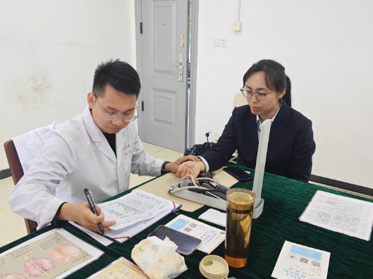 长沙航院工会联合湖南省中医附一医院开展中医健康义诊活动