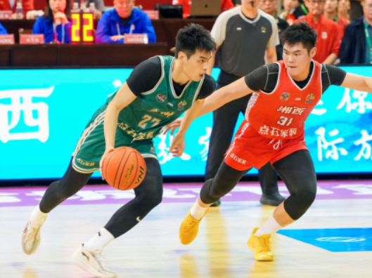 “口香糖式防守”火出圈！湖南体育职业学院大一新生文豪凭“铁血拼劲”杀疯湘BA赛场