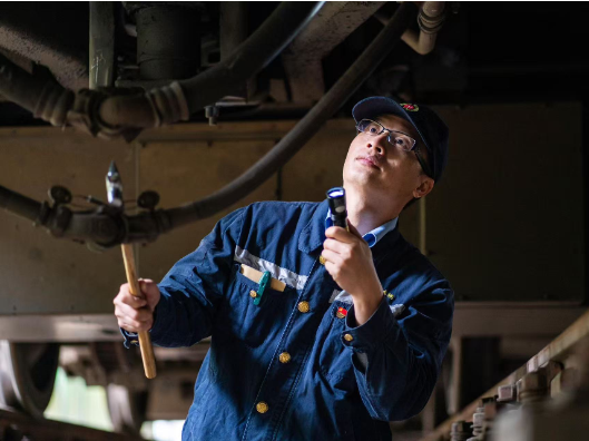 余明敬：检修库里的“国家级”技能大师