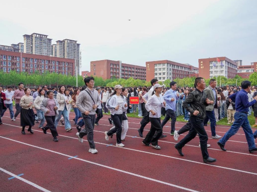 长沙职业技术学院“每天锻炼一小时”活动启动 三千师生奔跑开启健康校园新篇章
