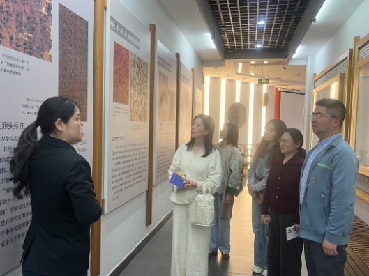 非遗“针”功夫遇上直播新浪潮，这所职院将为湘绣“穿”上数字新衣