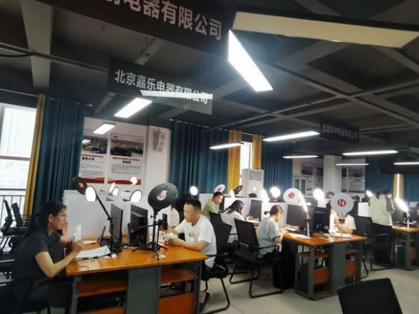 考场连田间 手机变“农具” ——湖南工程职院赋能55名农村从业者通过电商直播专项考核