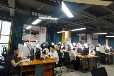 考场连田间 手机变“农具” ——湖南工程职院赋能55名农村从业者通过电商直播专项考核