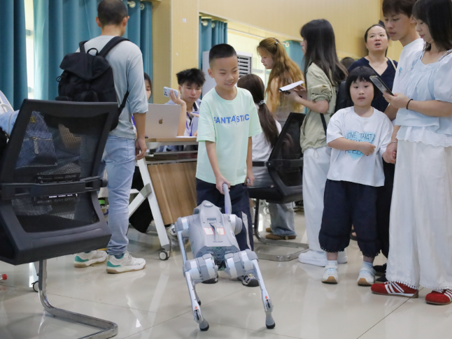 长沙商贸旅游职院：机器人跳舞、机器狗迎客，迎新现场科技感拉满