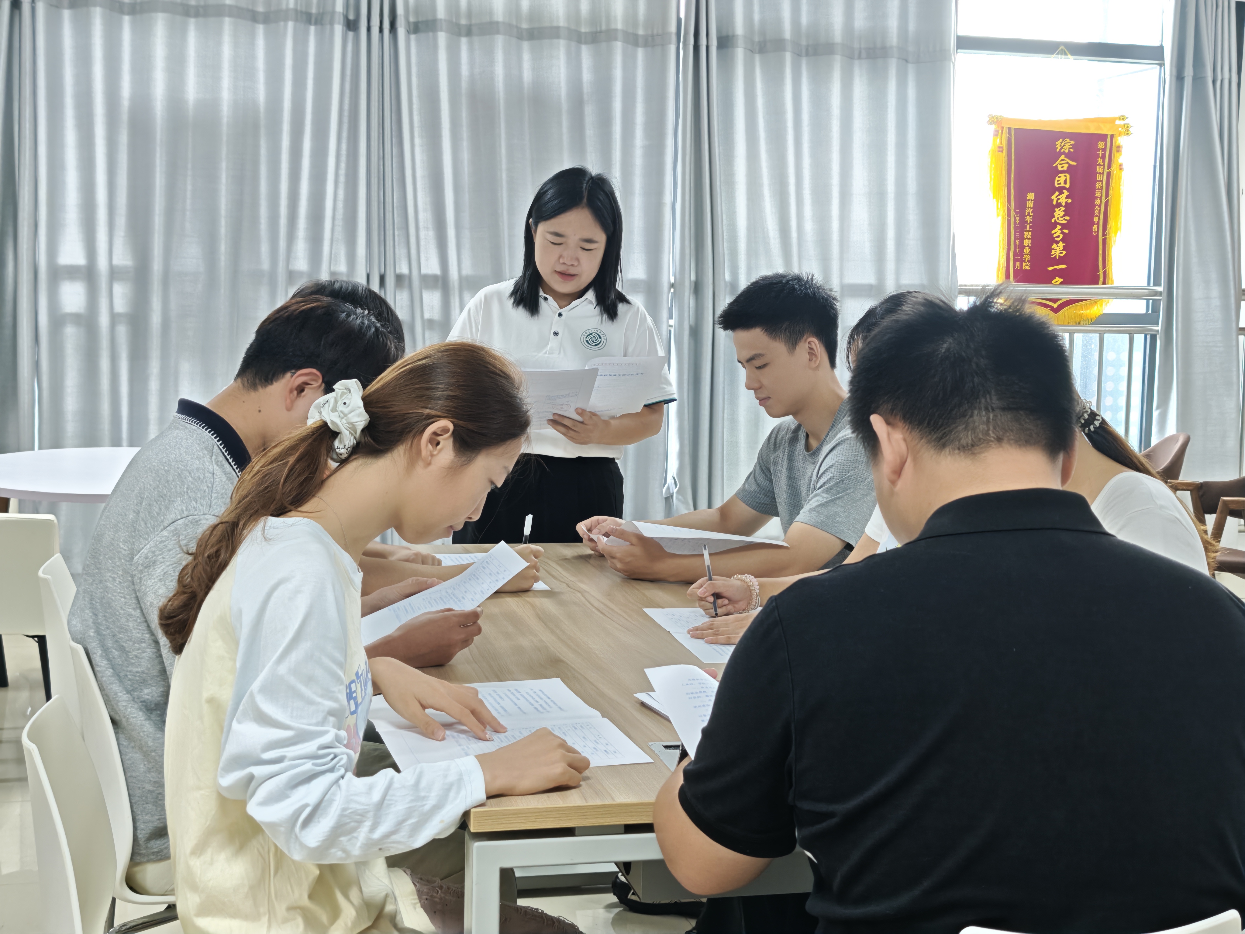 配图 全燕利正指导学生填写实习就业相关材料.jpg