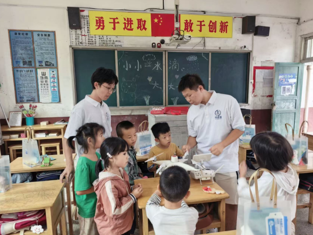 无人机上天、电路检修入户、生态草坪落地…… 湖南水电职院“三下乡”队伍在岩山村干了九件实事