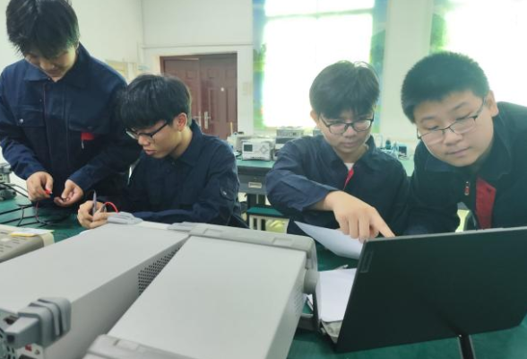 湖南现代物流职院大学生研发安全箱为锂电运输保驾护航