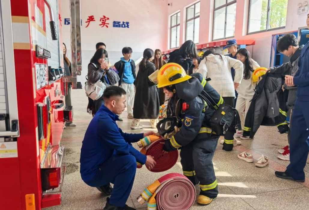 湖南信息职院：师生走进消防站，体验“火焰蓝”