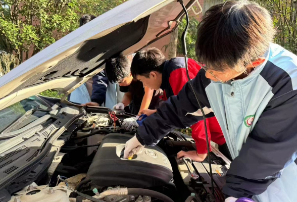 感激师恩，车行无忧 ——桂阳职校开展社区义务汽车养护活动