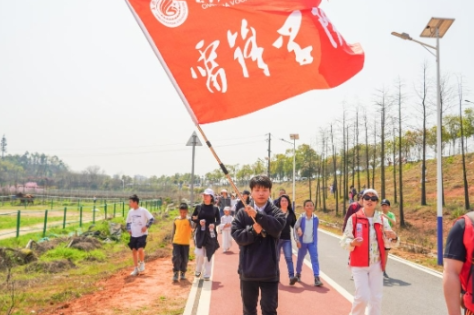 以脚步丈量精神，用行动点亮文明——长沙职院积极参加第四届“行走雷锋路”雷锋志愿者公益行活动