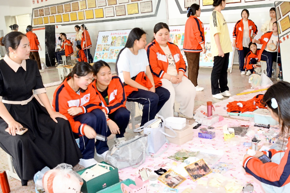 湘北女校：跳蚤市场“淘宝”活动火热开展