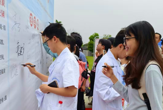 书香满园启新程，阅读筑梦向未来——湖南环境生物职院启动2025年楚怡读书行动暨“书香湘环·廉守初心”活动