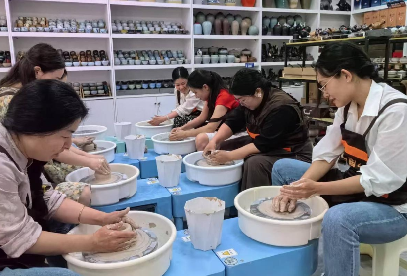 触摸千年陶艺，传承文化薪火 ——湖南信息职院开展铜官窑陶艺体验教研活动