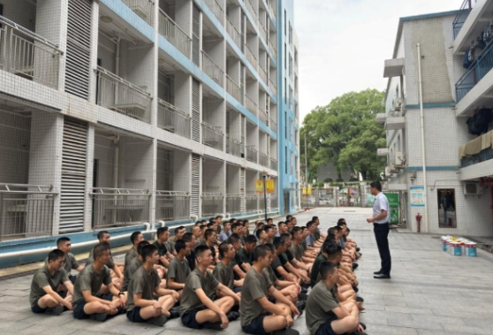 长沙航院：这场墙面翻新“保卫战”，主打一个“酷”！ ——迷彩映初心 巧手焕新颜