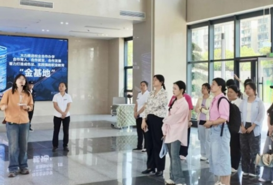 产教融合育人才 科教融汇促发展——长沙民政职院举办“数智工坊开放日”活动