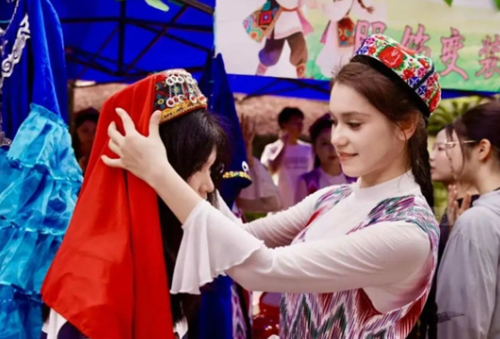 从天山到湘江 新疆青年学子触摸楚怡百年匠心