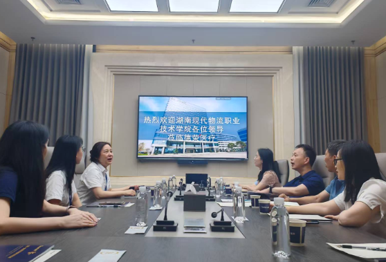 湖南现代物流职业技术学院：打通从校园到职场的“最后一公里”，毕业生直通德荣医疗面试现场