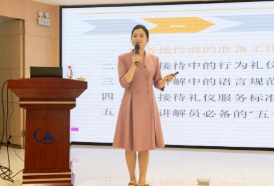 长沙航院：以礼润心 以仪塑人 该院100余名师生同上礼仪课
