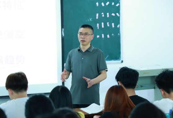 三尺讲台展风采，不负青春育人才——记湖南现代物流职业技术学院教师段圣贤
