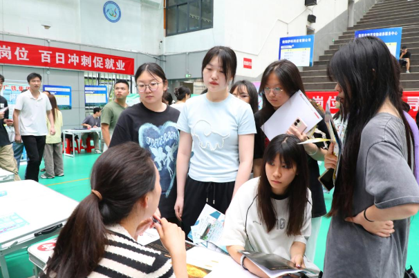 湖南环境生物职院2025届毕业生校园招聘会暨衡阳农林职教集团人才供需洽谈会成功举行
