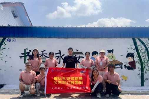 书屋换“新装”，大学生用墙绘为乡村文化振兴添彩