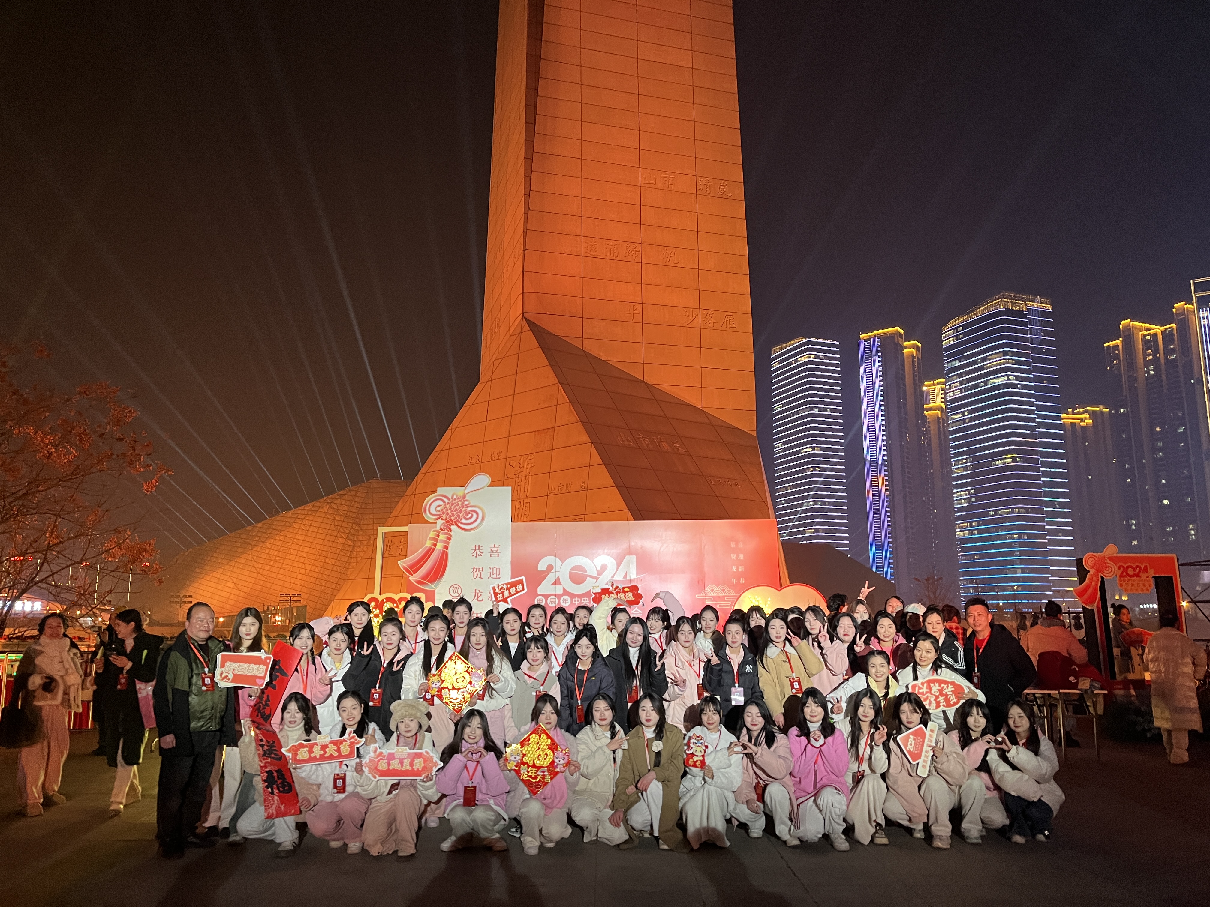 学生参加2024年中央电视台春节联欢晚会演出1.jpg