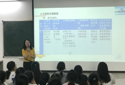 杏坛耕耘三十载，培育桃李绽芬芳——记湖南现代物流职业技术学院教师吴春平