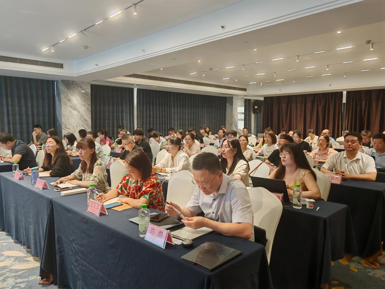 1.学员们认真听课.png