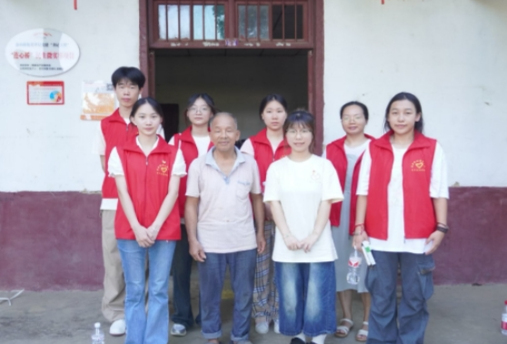 长沙职院学子走进金山桥街道：以青春力量守护幸福“夕阳红”