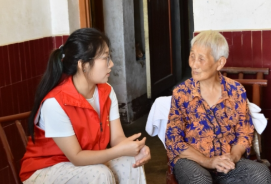 长沙职院学子深耕社区：以“安全微改造”托起高龄老人“稳稳的幸福”