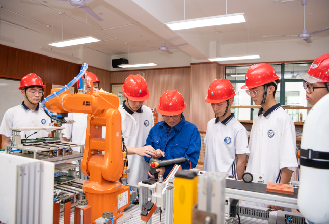 为学生成长铺就“专属赛道” ——来自长沙市电子工业学校德育课程建设的探索