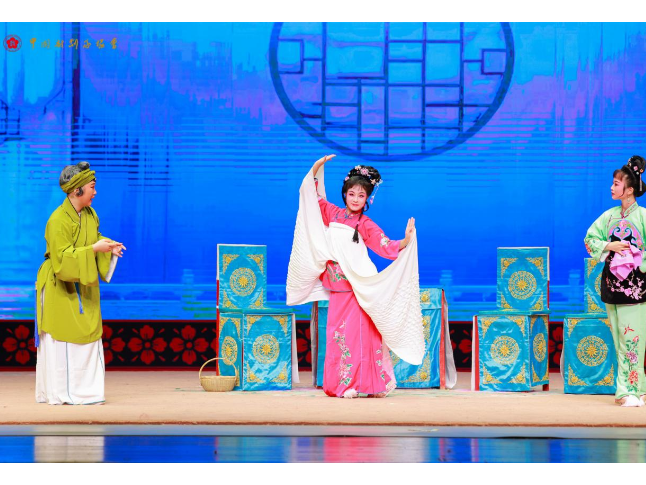株洲师专花鼓戏《装疯吵嫁》喜摘“小梅花”