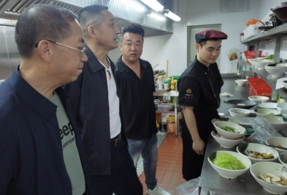 湖南化工职院工会督导处联合开展教工食堂食品安全督查工作