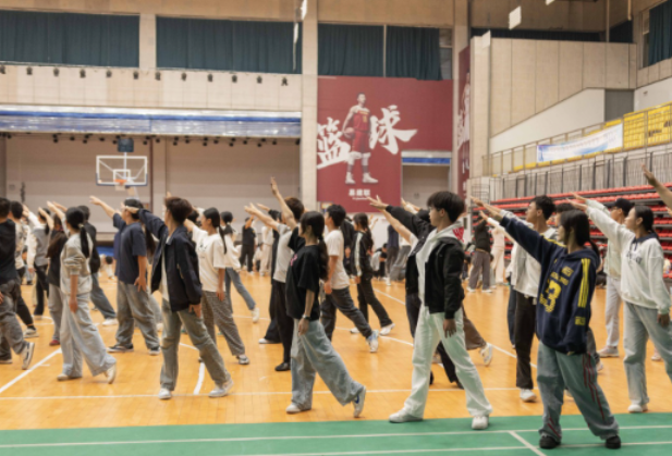 长沙职院全力备战市运会开幕式，600学子挥汗排练展青春风采