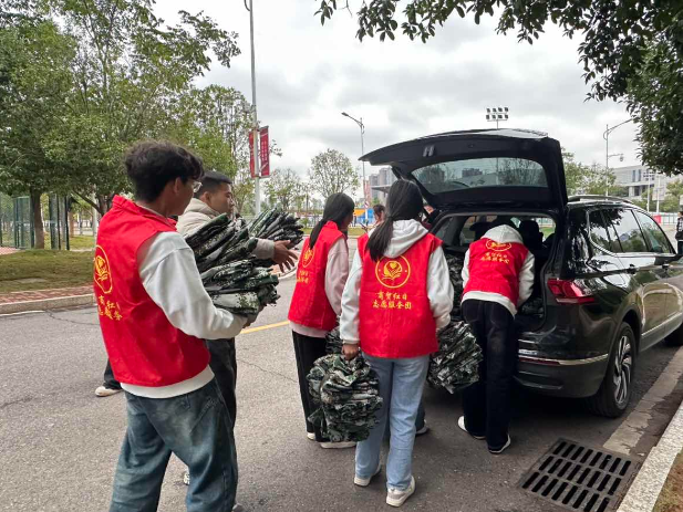 湖南汽车工程职业大学： 商贸学子捐迷彩 情暖株洲八达中学