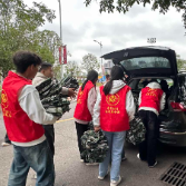 湖南汽车工程职业大学： 商贸学子捐迷彩 情暖株洲八达中学