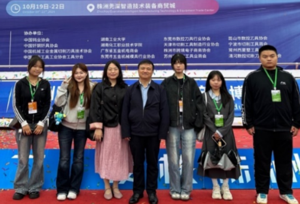 校企洽谈闪耀硬博会  师生志愿团队架桥梁