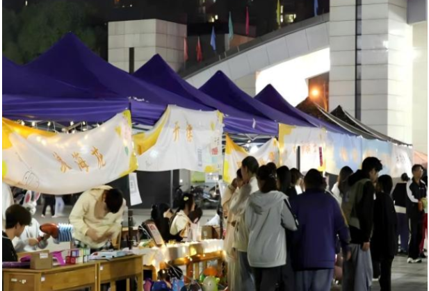 湖南机电职院举办“青春摊玩，创享未来”创业集市嘉年华活动