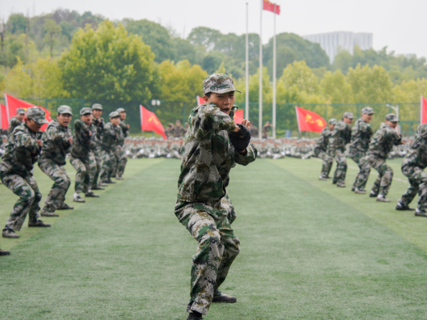 湖南铁科职院：军训会操展风采 英姿飒爽致青春