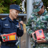 消防演练进军训 筑牢校园“防火墙”——湖南铁道职院开展2025级新生消防应急演练