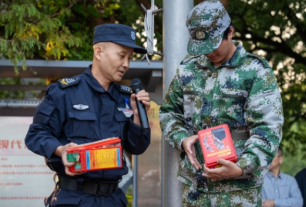 消防演练进军训 筑牢校园“防火墙”——湖南铁道职院开展2025级新生消防应急演练