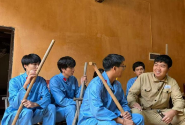 故居书香叩问初心：商贸学子聆听“清廉”回响