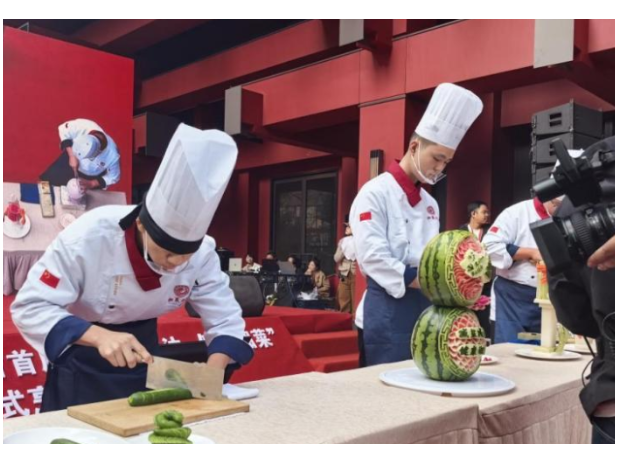 蒙眼切黄瓜、气球上切肉！长沙商贸旅游职院湘菜学子开幕式炫技
